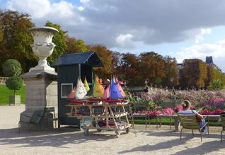 Saling boats hire Luxembourg Gardens