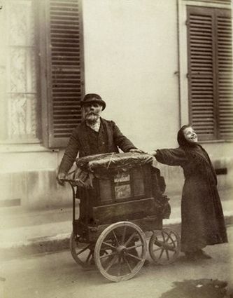 Joueur d'orgue de barbarie avec femme. 
Atget 1898
(Musée Carnavalet)