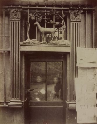 A la Biche 
35, rue Geoffroy Saint-Hilaire
Atget – 1905
(Musée Carnavalet