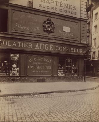 Au Chat Noir – 32, rue de la Reynie
Atget – 1900
(MoMA)
