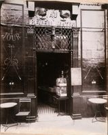 Cabaret « Au Réveil Matin », façade sur rue
Cage avec des oiseaux à la porte d’entrée
Rue Amelot
Atget
(Musée Carnavalet)