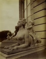 Détail d’une statue de sphinge chevauchée par un putti
Château de Bagatelle – Bois de Boulogne
Atget
(Musée Carnavalet)