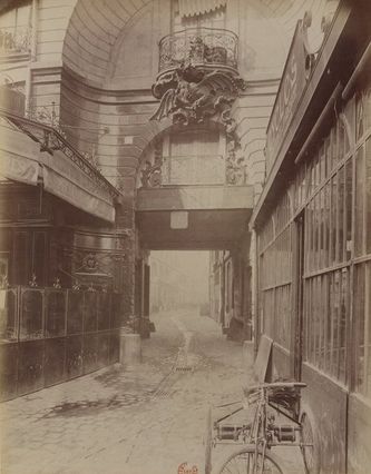 Entrance to the   Dragon Court,
50, rue de Rennes
Atget – 1898
(BnF)