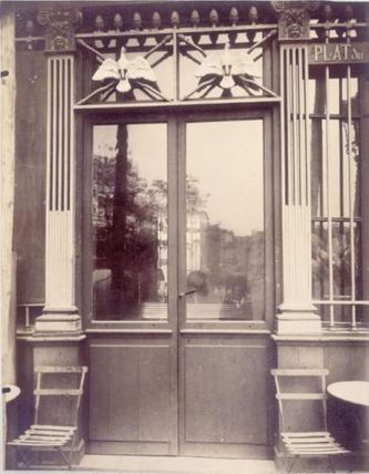 Entrance door of  Cabaret « Aux deux pigeons »
62, rue de l'hôtel de Ville 
Atget- 1902
(Musée Carnavalet)