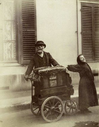 Barrel organ player with his wife.
Atget 1898
(Musée Carnavalet)