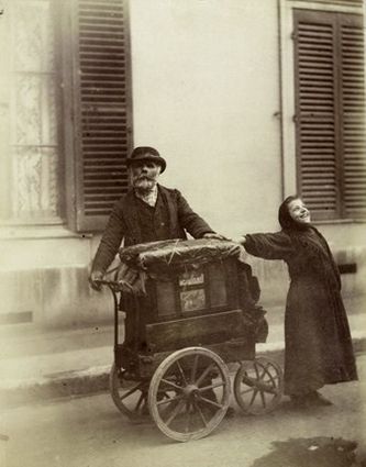 Barrel organ player with his wife.
Atget 1898
(Musée Carnavalet)