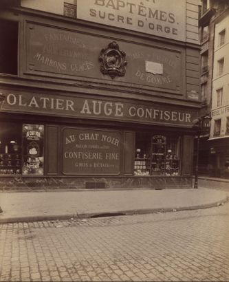 Au Chat Noir (Black Cat)
32, rue de la Reynie
Atget – 1900
(MoMA)