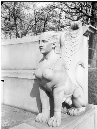 Chimera statue
Tuileries
Atget – 1911
Médiathèque de l'architecture et du patrimoine