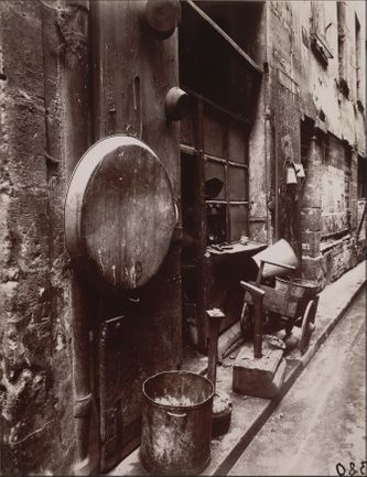 Tinker shop,  
 rue de la Reynie
Atget – 1912
(MoMA)
