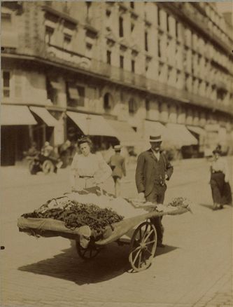 Vegetable seller
Atget – between  1898 and 1901
(Musée Carnavalet)
