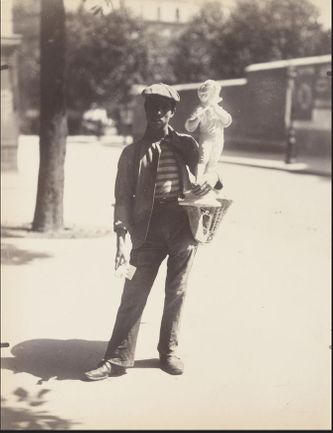 Statuette seller
Atget – 1899/1900
(MoMA)

