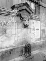 Fontaine de la tête de Boeuf – Marché des Blancs Manteaux
6, rue des Hospitalières Saint-Gervais
Atget - 1906
(Médiathèque Architecture et Patrimoine)
